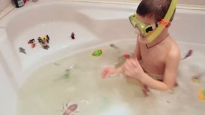 Ищем сюрпризы в ванне с пеной плаваем в маске с трубкой Baff toy challenge