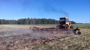 Первое испытание Дт-75 на колёсах с лущильником. (5. 06. 17.)