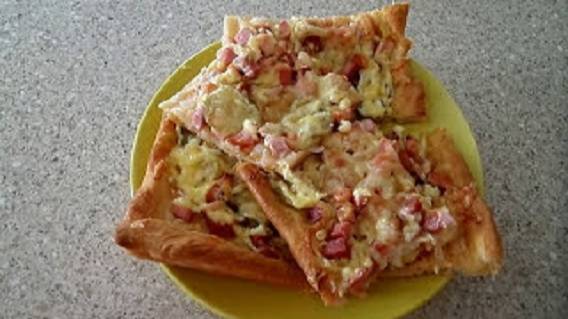 Пицца с колбасой и сыром домашняя!