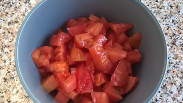 Салат с помидорами и говядиной