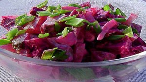Свекольный салат с солеными огурцами и яйцами