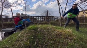 Марк Застрял в Грязи на Синем Тракторе