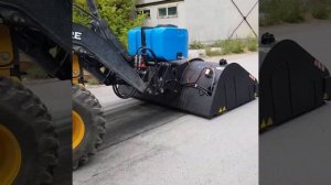 Дорожная щетка с передним бункером и системой полива на экскаваторе-погрузчике John Deere