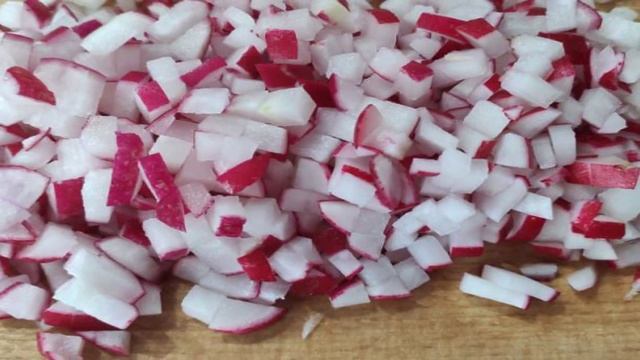 Оливье с редиской и зелёным луком