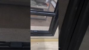Дверца для животных на москитной сетке.