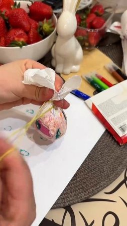 Интересный способ покраски яиц на пасху 🐣