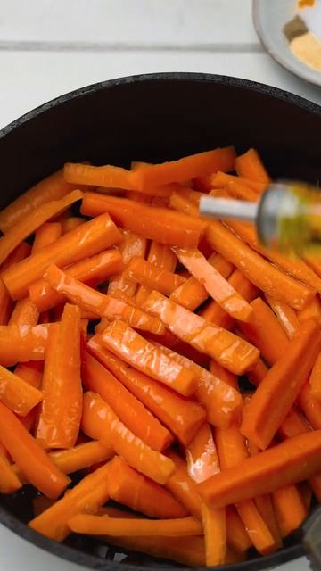 Carrot Fries 🥕 #recipeshorts #recipes #carrot #healthyfood #vegan #veganfood #quickrecipe #yummy смотреть онлайн