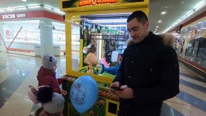 Настя, Милана, Папа играют в автомат ножницы! Nastya, Milana, Dad are playing scissors slot machine