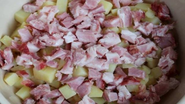 Салат с маринованным луком и копченым мясом