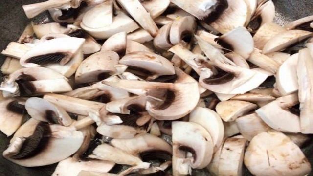 Салат с помидором огурцом кукурузой и жареными шампиньонами