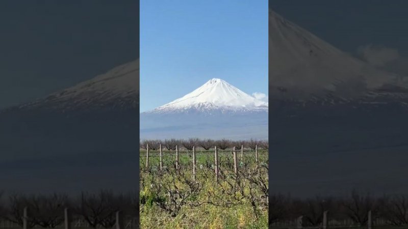 Хор Вирап — популярное место, здесь открывается потрясающий вид на Арарат и окружающие пейзажи