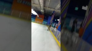 Никита катается на коньках