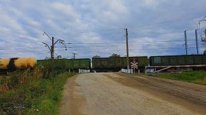 RailWay. Railroad crossing. Mixed freight train RZD/Ермак с грузовым поездом РЖД проходит жд переез