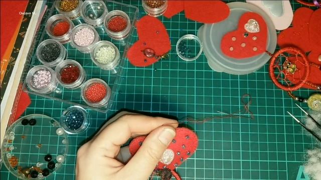 Создаю подвески - сердечки из фетра с рашивкой бисером.mp4