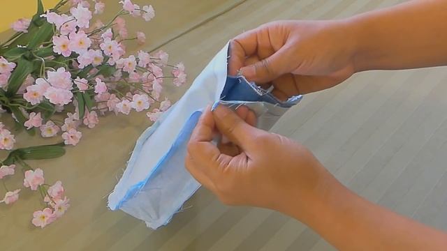 DIY SMALL DENIM MESSENGER CROSSBODY BAG WITH ZIPPERED POCKET (Old Jeans Idea) | Upcycle Craft смотреть онлайн