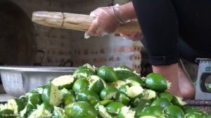 Harvesting the Lemon squeeze out the juice to preserve - Use lemon to wash hair. Trieu Mai Huong