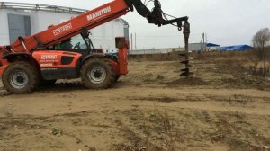 Работа ямобура на базе телескопического погрузчика