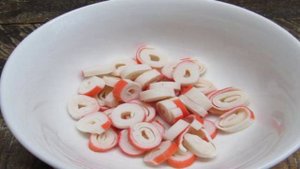 Салат из крабовых палочек с огурцом и яблоком