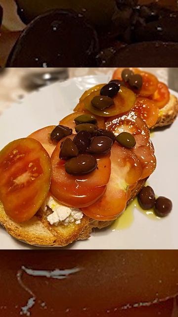 Хрустящий хлеб с сыром рикотта, свежими помидорами и оливками 😉 #shorts
