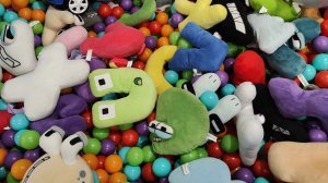 играем в сухом детском бассейне в мягкие игрушки буквы алфавита лор для детей, alphabet lore