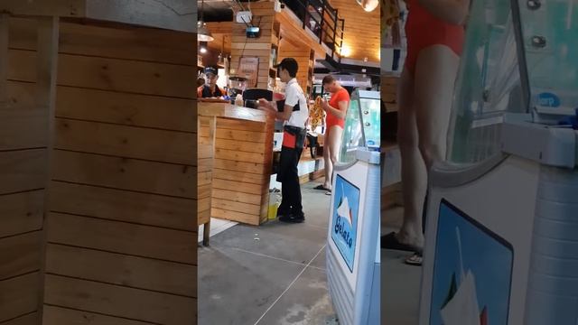 Пьяный в заведении...Ох уж этот Тайланд 🤦♂️ смотреть онлайн