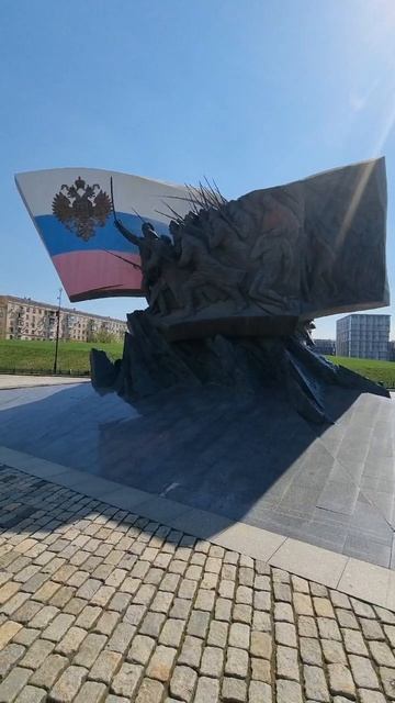 Памятник Героям Первой мировой войны в Парке Победы с триколором