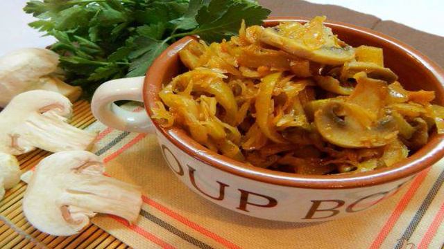 Капуста, тушеная с шампиньонами и болгарским перцем