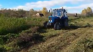 Покос травы трактором