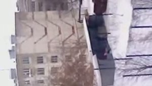 девушка которая какает около мусорки