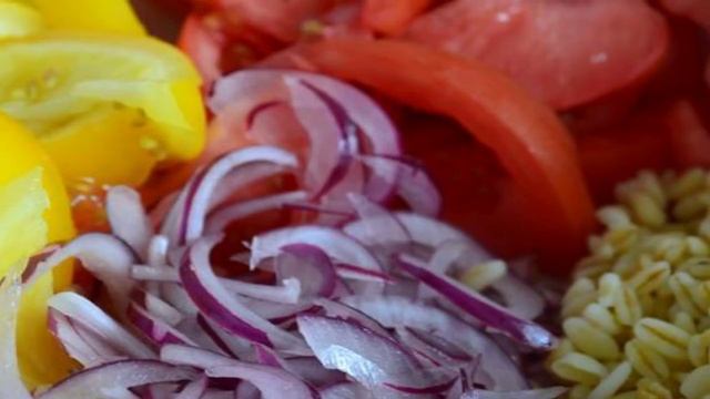 Помидорный салат с перловой крупой