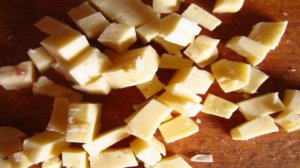 Салат с курицей, оливками и ананасами