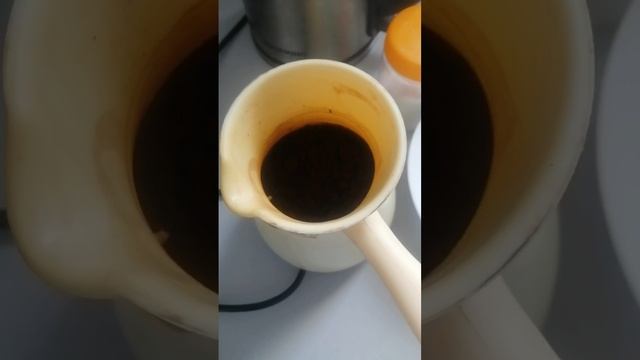 На работе. Варю себе чашечку кофе с ароматом шоколада