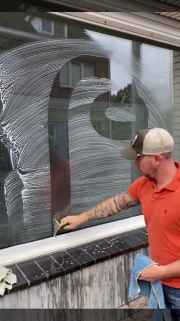 Soap Artist Drawing On A Glass Window With a Squeegee смотреть онлайн