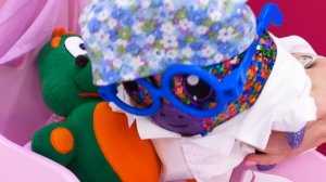 Веселая Школа с Машей Капуки Кануки - Черепашонок Николя едет в травмпункт! Игры в больничку