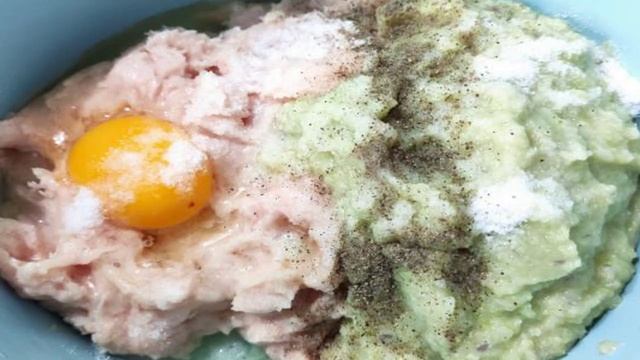 Котлеты из куриного филе с кабачком и луком
