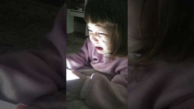 Девочка😛 жалеет ребенка на видео. смотреть онлайн