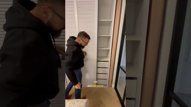 Стильный шкаф с раздвижными жалюзийными дверями.