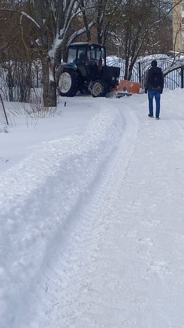 Техника коммунальных служб пытается расплавить лёд на тротуаре. смотреть онлайн