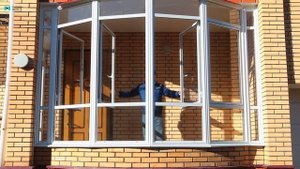 Входная группа из холодного алюминиевого профиля системы PROVEDAL для частного дома.