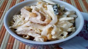 Салат из пекинской капусты с кукурузой и курицей
