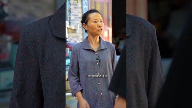 媳婦講衛生不讓婆婆喝生水，她卻說是媳婦嫌棄她，直到自己拉肚子才知道媳婦好意！ 【雙雙的婆婆】 смотреть онлайн