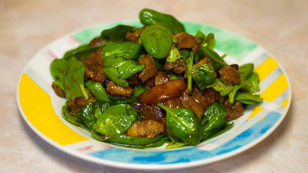 Салат из куриной печени, яблок и шпината