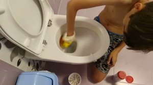 ШКОЛЬНИК МОЕТ УНИТАЗ