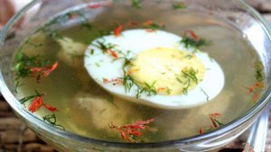 Мясной бульон с пряностями зеленью и яйцом