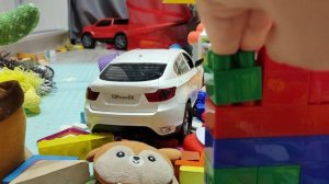 строим башню из кубиков, игра в детский конструктор