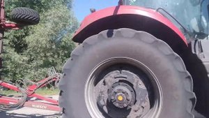 большие зелёный трактор и красный трактор и дорожные машины