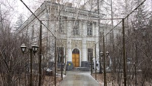 Апрельский снег в дендрарии музея