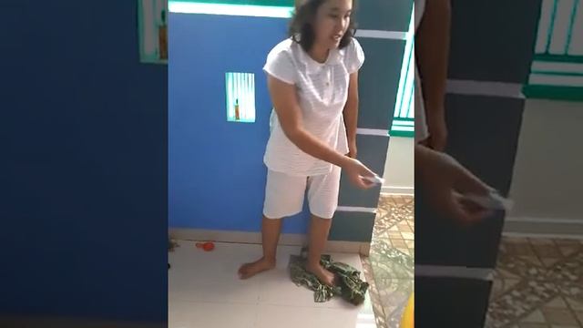 berenang bersama sodara nama nya venas di rumah nya aku di kolam renang yang bulat dan gede sekali