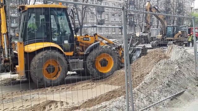 Трактор ковш берет песок смотреть онлайн