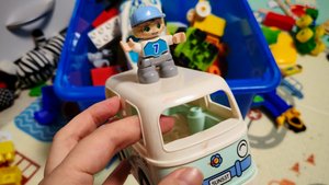 играем в лего дупло для малышей, построили автобус из лего
